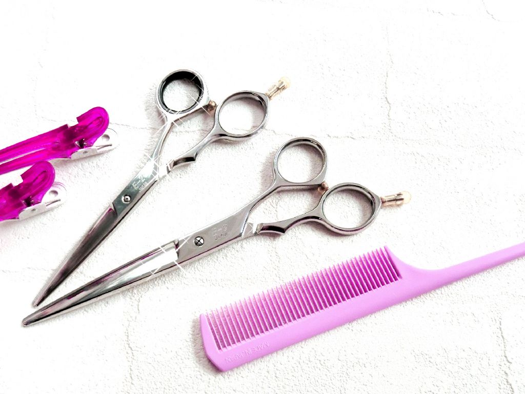 美容師のハサミとダッカール